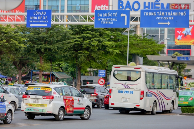 Chùm ảnh: Sân bay Tân Sơn Nhất tấp nập sau kỳ nghỉ Tết Dương lịch, nhiều người xách hành lý lỉnh kỉnh xếp hàng dài - Ảnh 15.