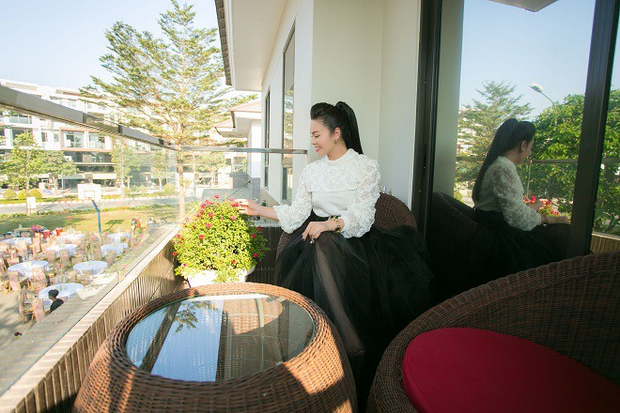 Bên trong căn biệt thự 220m2 của Nhật Kim Anh: Hoành tráng cả trong lẫn ngoài, vườn cây ao cá đều đủ cả - Ảnh 4.