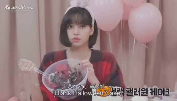 Chiếc bánh kem “lươn lẹo” để mừng năm mới của Lisa khiến fan cười 3 ngày chưa hết: Nhà có idol mặn thế này cũng mệt! - Ảnh 2.