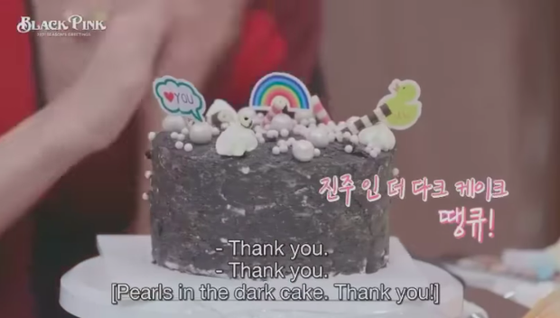 Chiếc bánh kem “lươn lẹo” để mừng năm mới của Lisa khiến fan cười 3 ngày chưa hết: Nhà có idol mặn thế này cũng mệt! - Ảnh 4.