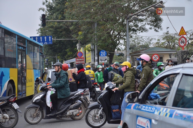 Chùm ảnh: Cửa ngõ Hà Nội ùn tắc kinh hoàng, các bến xe chật cứng người dân quay trở lại sau kỳ nghỉ Tết dương lịch - Ảnh 32.