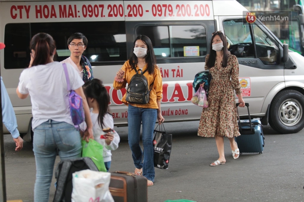 Chùm ảnh: Cửa ngõ ùn tắc kinh hoàng, các bến xe Hà Nội và TP.HCM chật cứng người dân quay trở lại sau kỳ nghỉ Tết Dương lịch - Ảnh 40.