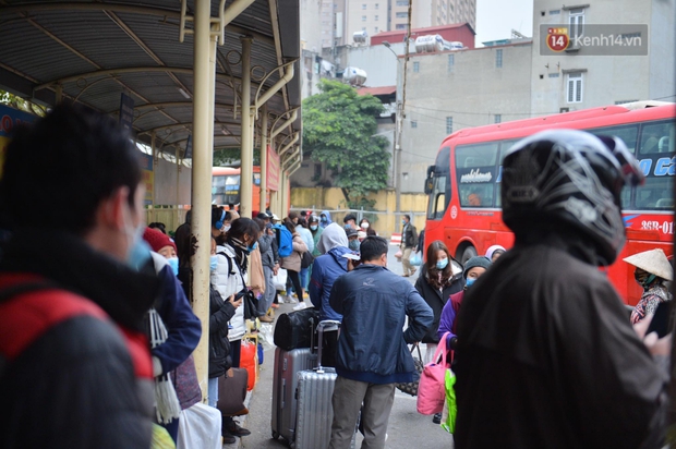 Chùm ảnh: Cửa ngõ ùn tắc kinh hoàng, các bến xe Hà Nội và TP.HCM chật cứng người dân quay trở lại sau kỳ nghỉ Tết Dương lịch - Ảnh 23.