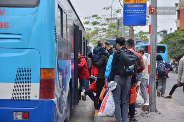 Chùm ảnh: Cửa ngõ ùn tắc kinh hoàng, các bến xe Hà Nội và TP.HCM chật cứng người dân quay trở lại sau kỳ nghỉ Tết Dương lịch - Ảnh 35.