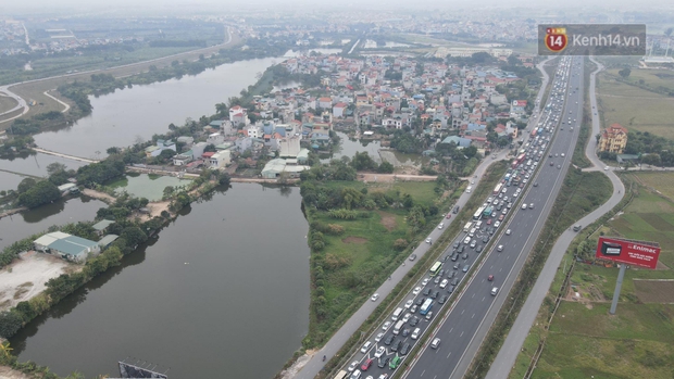 Chùm ảnh: Cửa ngõ ùn tắc kinh hoàng, các bến xe Hà Nội và TP.HCM chật cứng người dân quay trở lại sau kỳ nghỉ Tết Dương lịch - Ảnh 32.