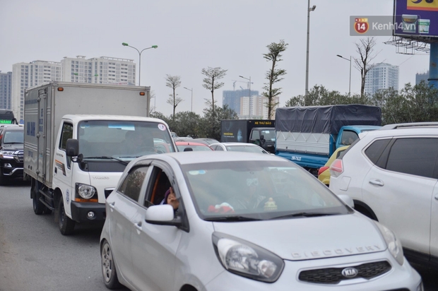 Chùm ảnh: Cửa ngõ ùn tắc kinh hoàng, các bến xe Hà Nội và TP.HCM chật cứng người dân quay trở lại sau kỳ nghỉ Tết Dương lịch - Ảnh 8.