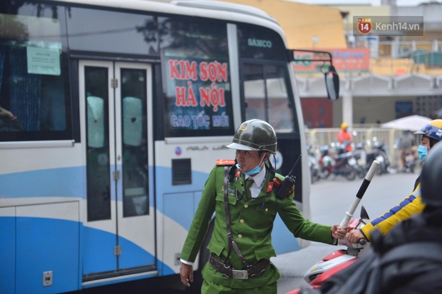 Chùm ảnh: Cửa ngõ ùn tắc kinh hoàng, các bến xe Hà Nội và TP.HCM chật cứng người dân quay trở lại sau kỳ nghỉ Tết Dương lịch - Ảnh 29.