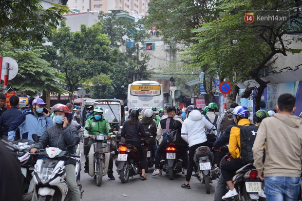 Chùm ảnh: Cửa ngõ ùn tắc kinh hoàng, các bến xe Hà Nội và TP.HCM chật cứng người dân quay trở lại sau kỳ nghỉ Tết Dương lịch - Ảnh 31.