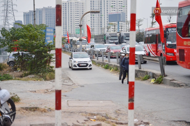 Chùm ảnh: Cửa ngõ ùn tắc kinh hoàng, các bến xe Hà Nội và TP.HCM chật cứng người dân quay trở lại sau kỳ nghỉ Tết Dương lịch - Ảnh 7.