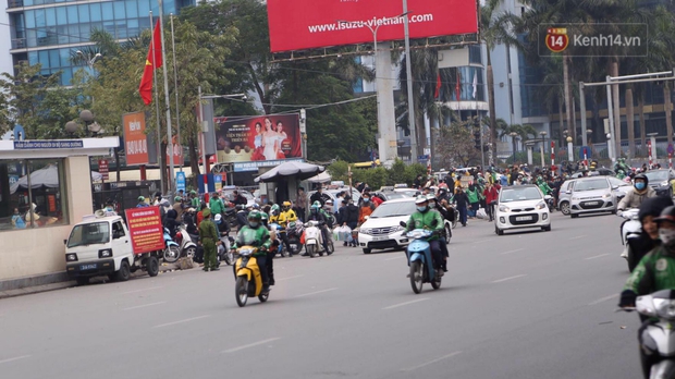 Chùm ảnh: Cửa ngõ ùn tắc kinh hoàng, các bến xe Hà Nội và TP.HCM chật cứng người dân quay trở lại sau kỳ nghỉ Tết Dương lịch - Ảnh 11.