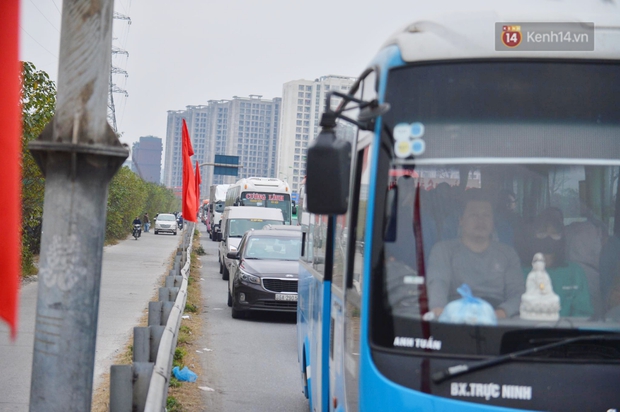 Chùm ảnh: Cửa ngõ ùn tắc kinh hoàng, các bến xe Hà Nội và TP.HCM chật cứng người dân quay trở lại sau kỳ nghỉ Tết Dương lịch - Ảnh 4.