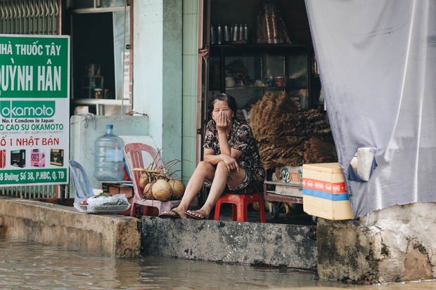Sài Gòn không mưa, thành phố Thủ Đức vẫn ngập từ sáng đến trưa, dân bỏ nhà đi nơi khác - Ảnh 6.