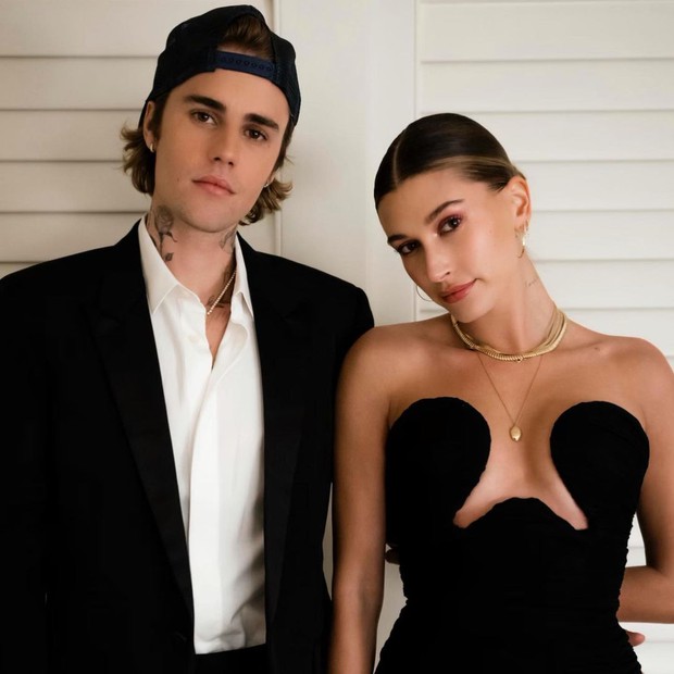 Lâu lắm rồi mới mặc suit, Justin Bieber gây sốt với visual bảnh bao chuẩn nam thần bên bà xã Hailey bốc lửa - Ảnh 2.