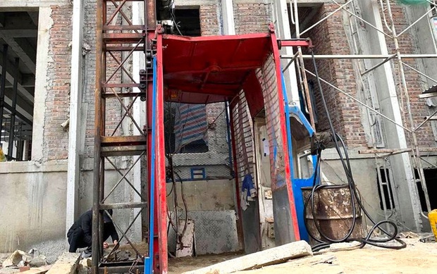  Vụ đứt thang công trình cao tầng: Thang rơi rất nhanh, mọi người chỉ kịp hét lên rồi bất tỉnh - Ảnh 2.