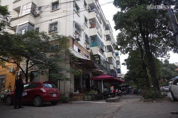 Chuyện thật như đùa ở Hà Nội: Cư dân mất ăn mất ngủ vì chủ đầu tư ngang nhiên bịt lối thoát hiểm, biến nhà xe thành căn hộ để bán - Ảnh 1.