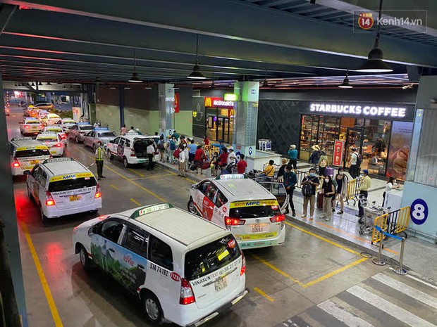 Chùm ảnh: Sân bay Tân Sơn Nhất tấp nập sau kỳ nghỉ Tết Dương lịch, nhiều người xách hành lý lỉnh kỉnh xếp hàng dài - Ảnh 9.