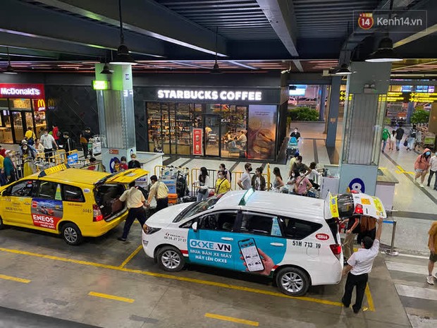 Chùm ảnh: Sân bay Tân Sơn Nhất tấp nập sau kỳ nghỉ Tết Dương lịch, nhiều người xách hành lý lỉnh kỉnh xếp hàng dài - Ảnh 10.