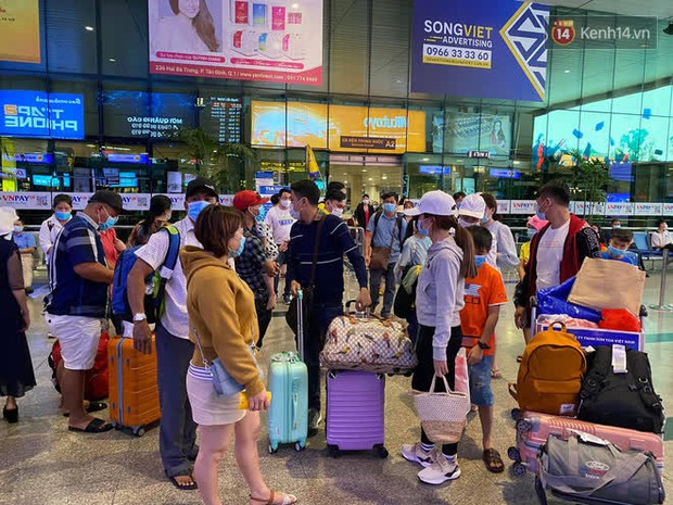 Chùm ảnh: Sân bay Tân Sơn Nhất tấp nập sau kỳ nghỉ Tết Dương lịch, nhiều người xách hành lý lỉnh kỉnh xếp hàng dài - Ảnh 5.