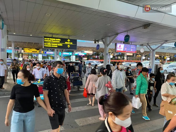 Chùm ảnh: Sân bay Tân Sơn Nhất tấp nập sau kỳ nghỉ Tết Dương lịch, nhiều người xách hành lý lỉnh kỉnh xếp hàng dài - Ảnh 7.