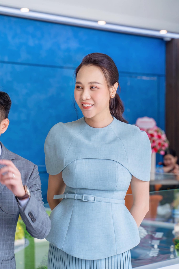 Team qua đường bắt trọn khoảnh khắc tình tứ của vợ chồng Cường Đô La tại đám cưới Phan Thành, mẹ bỉm Đàm Thu Trang lộ body gây bất ngờ - Ảnh 6.