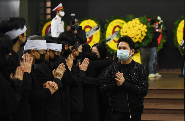 Tang lễ NSND Trung Kiên: NS Quốc Trung bật khóc tiễn đưa bố, Tùng Dương nghẹn ngào, gia đình thông báo không nhận vòng hoa - Ảnh 4.