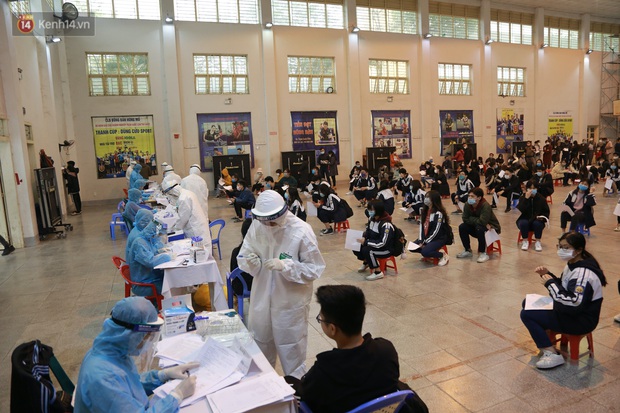 Hà Nội: Tiến hành lấy mẫu xét nghiệm Covid-19 cho 500 học sinh Trường THPT Nguyễn Trãi đi tham quan và người dân từ vùng dịch trở về - Ảnh 1. Hà Nội: Tiến hành lấy mẫu xét nghiệm Covid-19 cho 500 học sinh Trường THPT Nguyễn Trãi đi tham quan và người dân từ vùng dịch trở về - Ảnh 1.