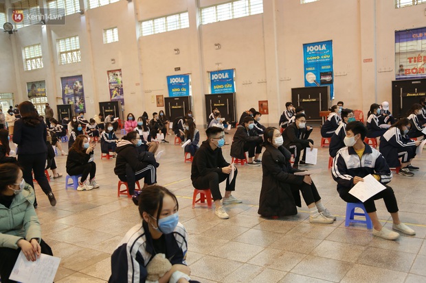 Hà Nội: Tiến hành lấy mẫu xét nghiệm Covid-19 cho 500 học sinh Trường THPT Nguyễn Trãi đi tham quan và người dân từ vùng dịch trở về - Ảnh 3. Hà Nội: Tiến hành lấy mẫu xét nghiệm Covid-19 cho 500 học sinh Trường THPT Nguyễn Trãi đi tham quan và người dân từ vùng dịch trở về - Ảnh 3.