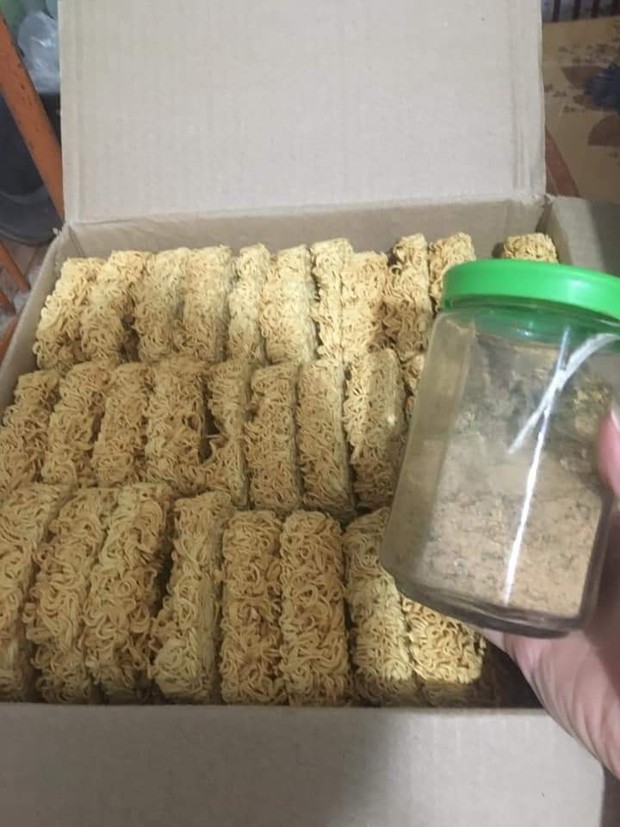 Nghe bảo muối trong gói mì ngon hơn, cô gái bóc luôn cả thùng mì nhà mới mua để tích trữ, dân mạng lại có thái độ trái ngược vì điều này - Ảnh 2. Nghe bảo muối trong gói mì ngon hơn, cô gái bóc luôn cả thùng mì nhà mới mua để tích trữ, dân mạng lại có thái độ trái ngược vì điều này - Ảnh 2.