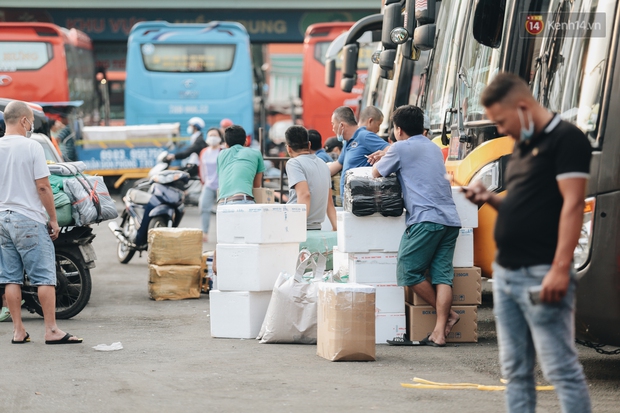 Sinh viên ùn ùn rời Sài Gòn về quê ăn Tết sớm, bến xe đông nghẹt khách - Ảnh 18.