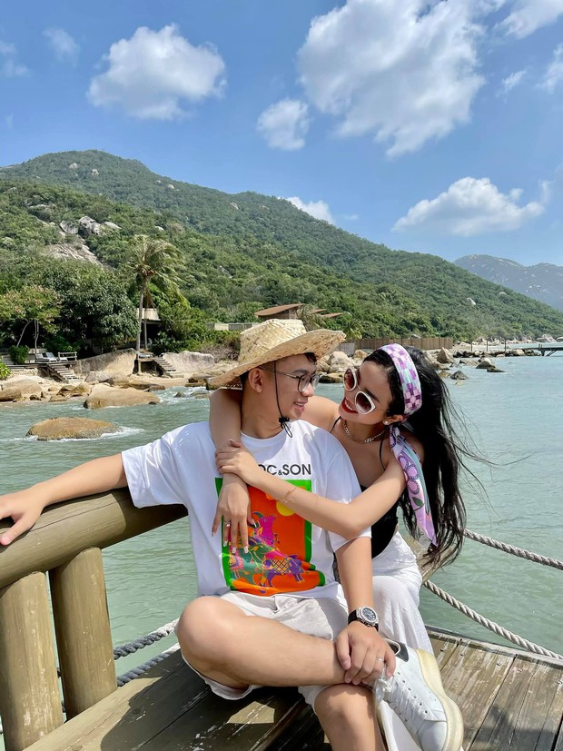 Tuần trăng mật của Á hậu Thuý An: Nàng hậu khoe body gợi cảm, nhìn hành động của ông xã tiến sĩ là biết nghiện vợ - Ảnh 3. Tuần trăng mật của Á hậu Thuý An: Nàng hậu khoe body gợi cảm, nhìn hành động của ông xã tiến sĩ là biết nghiện vợ - Ảnh 3.