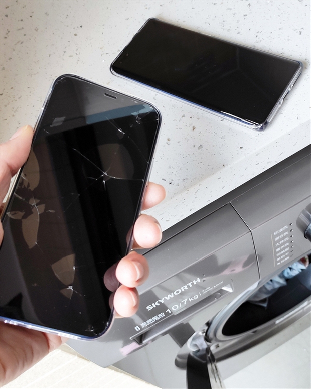 Cô gái vô tình ném cả Huawei Mate40 và iPhone 12 vào máy giặt, kết quả lúc lấy ra đầy bất ngờ về độ bền của hai sản phẩm - Ảnh 2. Cô gái vô tình ném cả Huawei Mate40 và iPhone 12 vào máy giặt, kết quả lúc lấy ra đầy bất ngờ về độ bền của hai sản phẩm - Ảnh 2.