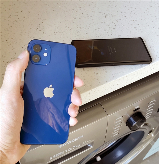 Cô gái vô tình ném cả Huawei Mate40 và iPhone 12 vào máy giặt, kết quả lúc lấy ra đầy bất ngờ về độ bền của hai sản phẩm - Ảnh 4. Cô gái vô tình ném cả Huawei Mate40 và iPhone 12 vào máy giặt, kết quả lúc lấy ra đầy bất ngờ về độ bền của hai sản phẩm - Ảnh 4.