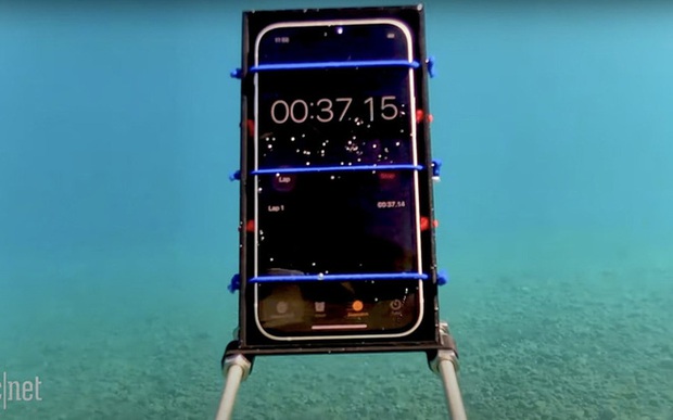 Cô gái vô tình ném cả Huawei Mate40 và iPhone 12 vào máy giặt, kết quả lúc lấy ra đầy bất ngờ về độ bền của hai sản phẩm - Ảnh 5. Cô gái vô tình ném cả Huawei Mate40 và iPhone 12 vào máy giặt, kết quả lúc lấy ra đầy bất ngờ về độ bền của hai sản phẩm - Ảnh 5.
