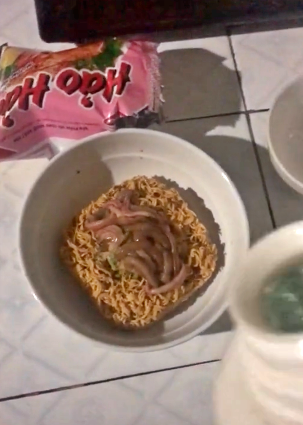 Clip: Rươi làm chả thì tầm thường quá, thanh niên này chơi lớn kết hợp với mì tôm khiến netizen đồng loạt đòi... bỏ bữa! - Ảnh 3. Clip: Rươi làm chả thì tầm thường quá, thanh niên này chơi lớn kết hợp với mì tôm khiến netizen đồng loạt đòi... bỏ bữa! - Ảnh 3.