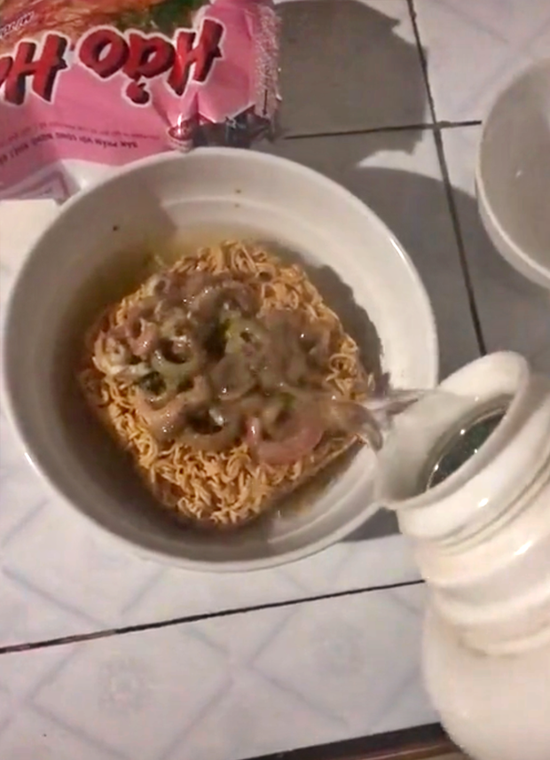 Clip: Rươi làm chả thì tầm thường quá, thanh niên này chơi lớn kết hợp với mì tôm khiến netizen đồng loạt đòi... bỏ bữa! - Ảnh 4. Clip: Rươi làm chả thì tầm thường quá, thanh niên này chơi lớn kết hợp với mì tôm khiến netizen đồng loạt đòi... bỏ bữa! - Ảnh 4.