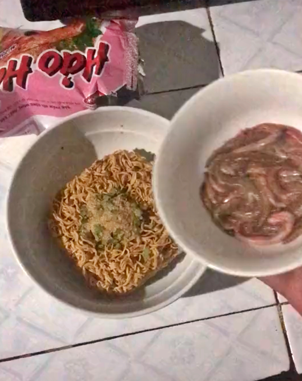 Clip: Rươi làm chả thì tầm thường quá, thanh niên này chơi lớn kết hợp với mì tôm khiến netizen đồng loạt đòi... bỏ bữa! - Ảnh 2. Clip: Rươi làm chả thì tầm thường quá, thanh niên này chơi lớn kết hợp với mì tôm khiến netizen đồng loạt đòi... bỏ bữa! - Ảnh 2.