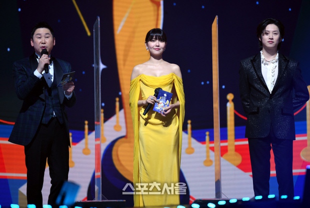 Thảm đỏ Seoul Music Awards 2021: Sooyoung lộng lẫy đầm vàng choé át cả Tzuyu (TWICE), chị đại Jessi cố tình khoe vòng 3 khủng - Ảnh 4.