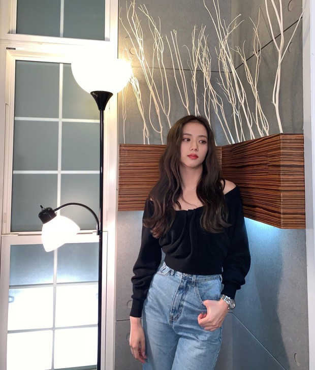 Những mỹ nhân hot nhất Kbiz đều đang mê mệt kiểu áo trễ nải này: Jennie, Jisoo, Irene… không ngại đụng hàng liên hoàn - Ảnh 2.