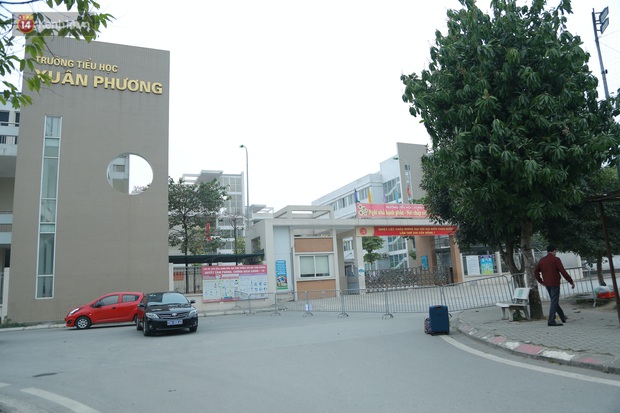 Phong toả Trường Tiểu học Xuân Phương, cách ly cô giáo và học sinh do Covid-19: Người thân liên tục tiếp tế nhu yếu phẩm đến trường - Ảnh 1. Phong toả Trường Tiểu học Xuân Phương, cách ly cô giáo và học sinh do Covid-19: Người thân liên tục tiếp tế nhu yếu phẩm đến trường - Ảnh 1.