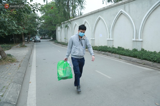 Phong toả Trường Tiểu học Xuân Phương, cách ly cô giáo và học sinh do Covid-19: Người thân liên tục tiếp tế nhu yếu phẩm đến trường - Ảnh 9. Phong toả Trường Tiểu học Xuân Phương, cách ly cô giáo và học sinh do Covid-19: Người thân liên tục tiếp tế nhu yếu phẩm đến trường - Ảnh 9.