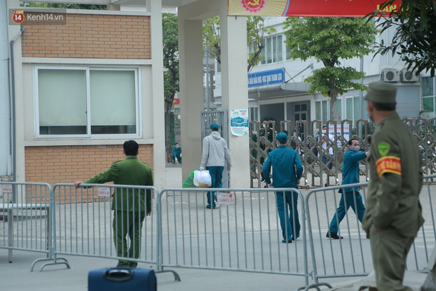 Phong toả Trường Tiểu học Xuân Phương, cách ly cô giáo và học sinh do Covid-19: Người thân liên tục tiếp tế nhu yếu phẩm đến trường - Ảnh 17. Phong toả Trường Tiểu học Xuân Phương, cách ly cô giáo và học sinh do Covid-19: Người thân liên tục tiếp tế nhu yếu phẩm đến trường - Ảnh 17.