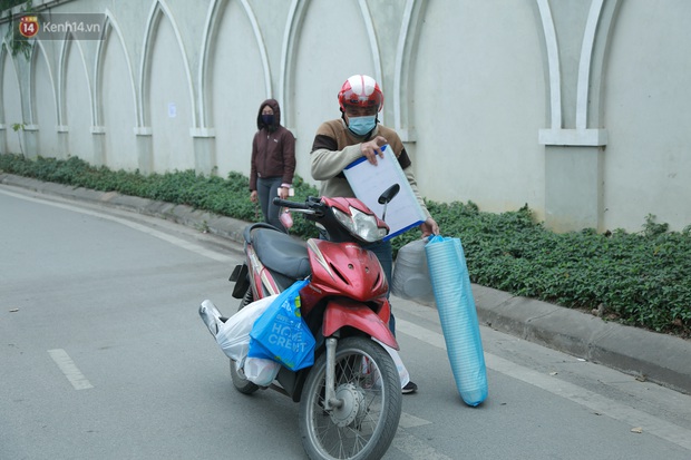 Phong toả Trường Tiểu học Xuân Phương, cách ly cô giáo và học sinh do Covid-19: Người thân liên tục tiếp tế nhu yếu phẩm đến trường - Ảnh 6. Phong toả Trường Tiểu học Xuân Phương, cách ly cô giáo và học sinh do Covid-19: Người thân liên tục tiếp tế nhu yếu phẩm đến trường - Ảnh 6.