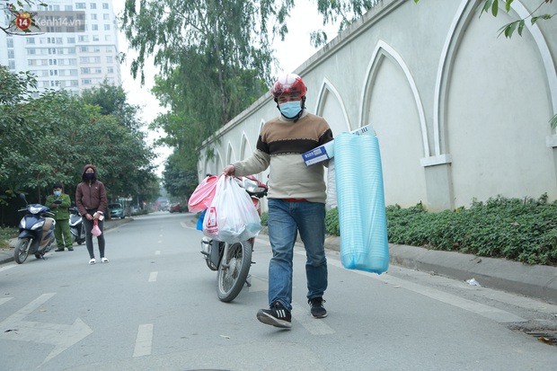 Phong toả Trường Tiểu học Xuân Phương, cách ly cô giáo và học sinh do Covid-19: Người thân liên tục tiếp tế nhu yếu phẩm đến trường - Ảnh 7. Phong toả Trường Tiểu học Xuân Phương, cách ly cô giáo và học sinh do Covid-19: Người thân liên tục tiếp tế nhu yếu phẩm đến trường - Ảnh 7.