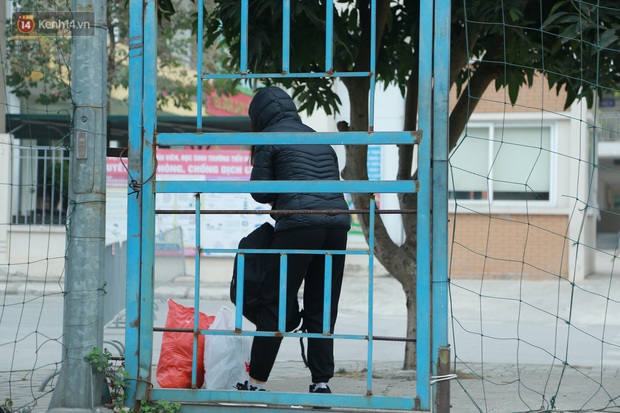 Phong toả Trường Tiểu học Xuân Phương, cách ly cô giáo và học sinh do Covid-19: Người thân liên tục tiếp tế nhu yếu phẩm đến trường - Ảnh 4. Phong toả Trường Tiểu học Xuân Phương, cách ly cô giáo và học sinh do Covid-19: Người thân liên tục tiếp tế nhu yếu phẩm đến trường - Ảnh 4.
