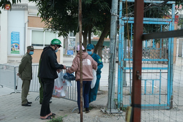 Phong toả Trường Tiểu học Xuân Phương, cách ly cô giáo và học sinh do Covid-19: Người thân liên tục tiếp tế nhu yếu phẩm đến trường - Ảnh 10. Phong toả Trường Tiểu học Xuân Phương, cách ly cô giáo và học sinh do Covid-19: Người thân liên tục tiếp tế nhu yếu phẩm đến trường - Ảnh 10.