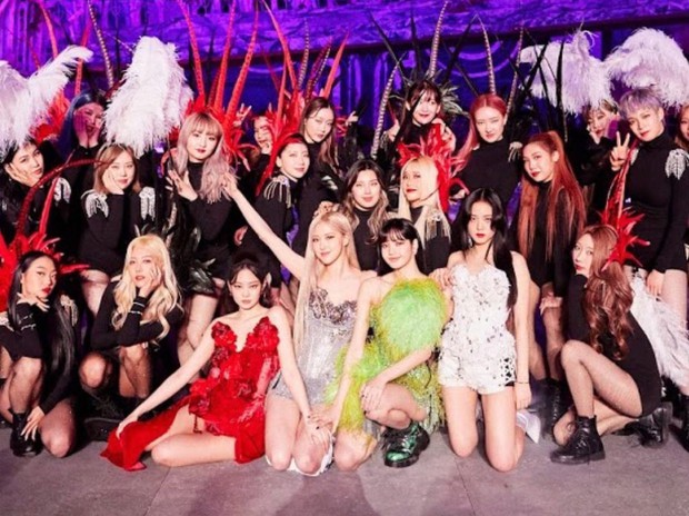 Tranh cãi bộ cánh xấu nhất của BLACKPINK tại THE SHOW: Jennie, Lisa như cây bắp cải; Jisoo, Rosé bị dìm dáng? - Ảnh 6. Tranh cãi bộ cánh xấu nhất của BLACKPINK tại THE SHOW: Jennie, Lisa như cây bắp cải; Jisoo, Rosé bị dìm dáng? - Ảnh 6.