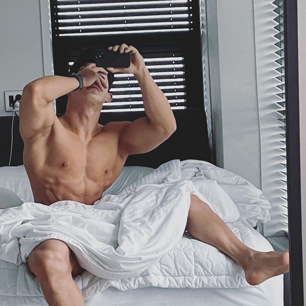 Tranh cãi idol nam Kpop đầu tiên dám tung ảnh nude gần như toàn tập, dùng mỗi chăn che chắn trên giường - Ảnh 2.