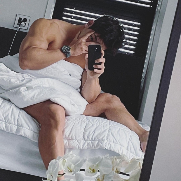 Tranh cãi idol nam Kpop đầu tiên dám tung ảnh nude gần như toàn tập, dùng mỗi chăn che chắn trên giường - Ảnh 4.