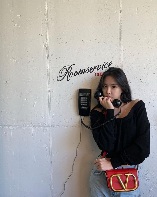 Những mỹ nhân hot nhất Kbiz đều đang mê mệt kiểu áo trễ nải này: Jennie, Jisoo, Irene… không ngại đụng hàng liên hoàn - Ảnh 6.