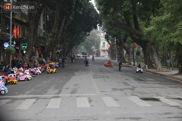 Ảnh: Phố đi bộ Hồ Gươm vắng vẻ ngày cuối tuần, người dân ngại ra đường vì dịch Covid-19 - Ảnh 2.